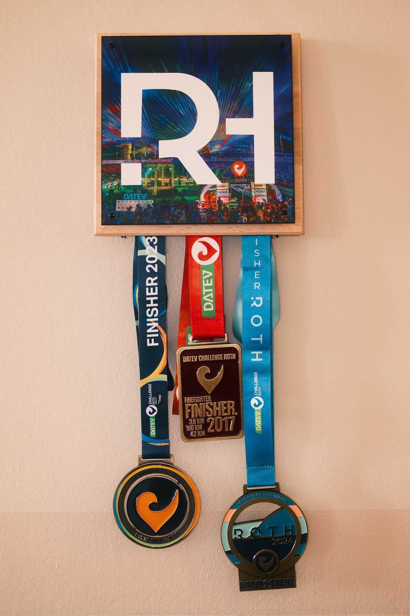Medaillenboard "Lasershow – DATEV Challenge Roth"